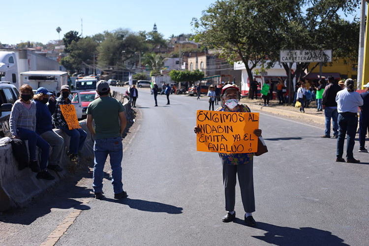 Bloquean vía a Saltillo por falta de pago