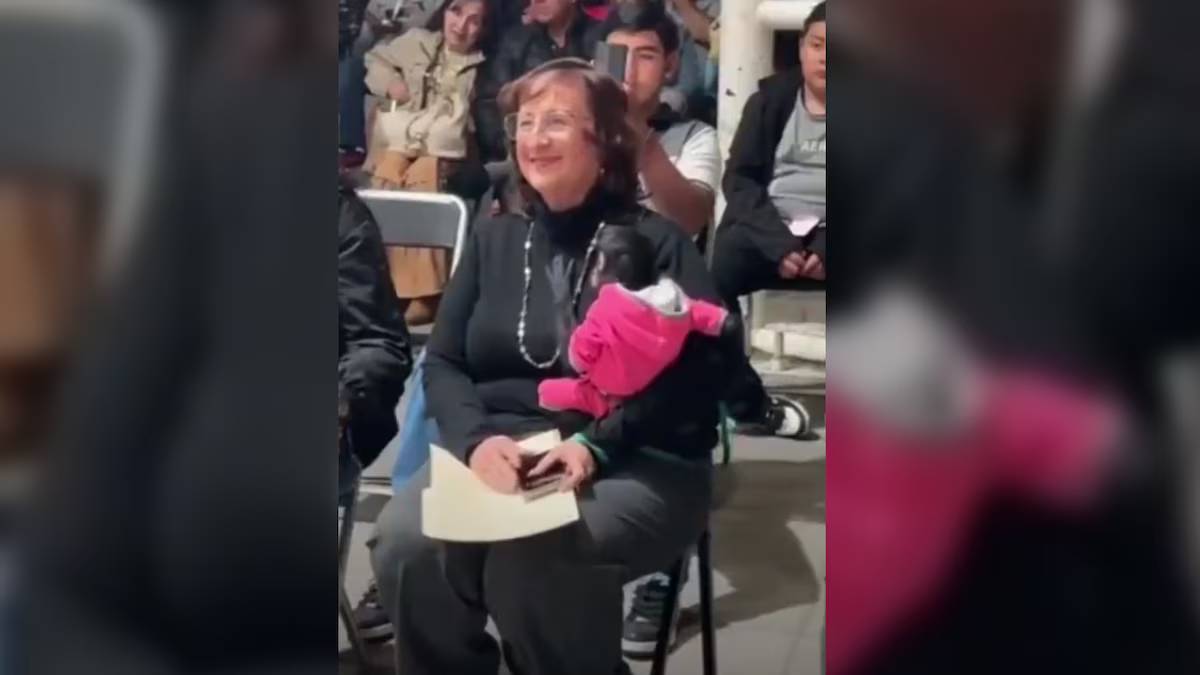 egidora de Ocotlán, Jalisco, es captada maltatando a un mono araña en público