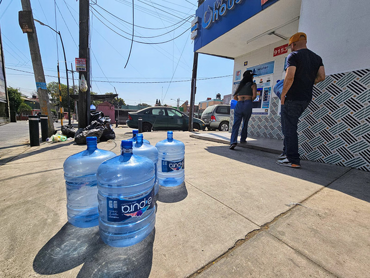 Padecen vecinos de Miravalle cortes intermitentes de agua