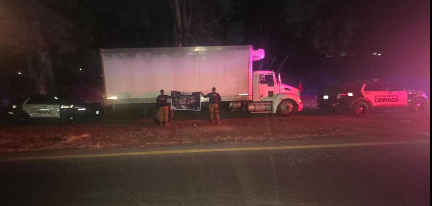 Retienen a dos menores tras robo de tractocamión con carga valuada en un millón de pesos