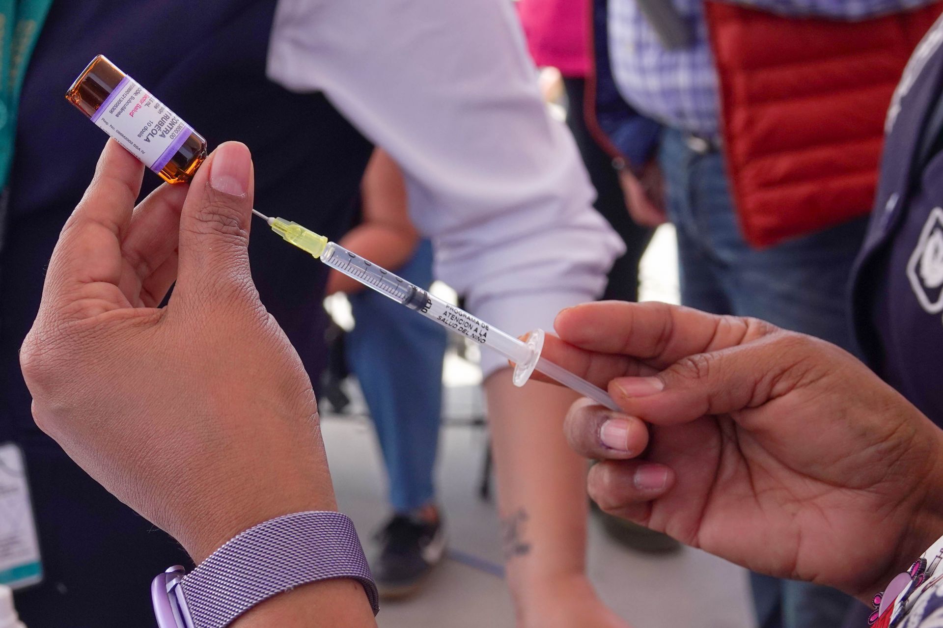 Hay vacunas suficientes para frenar los brotes de sarampión: Secretaría de salud federal