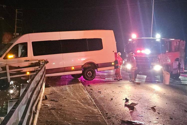 Fuerte choque en paso a desnivel deja tres lesionados