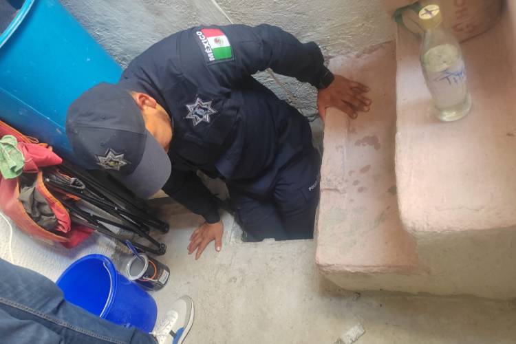 Policías rescatan a padre e hija atrapados en un aljibe