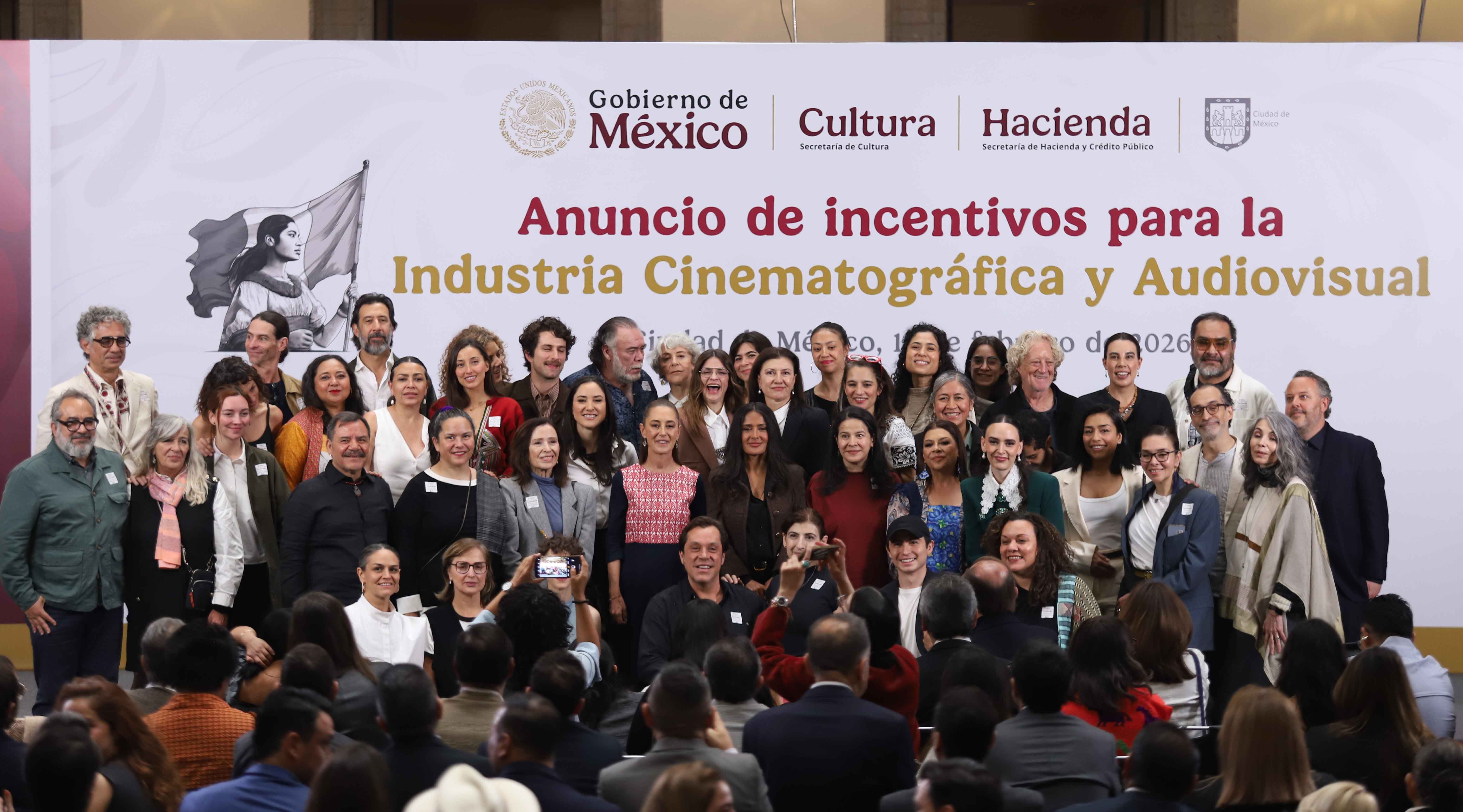 Anuncian incentivos fiscales al cine junto a Salma Hayek