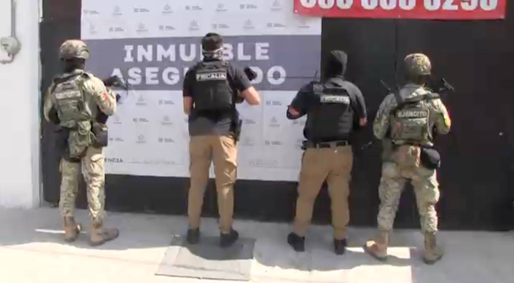 Aseguran 13 vehículos y mercancía tras cateo por robo