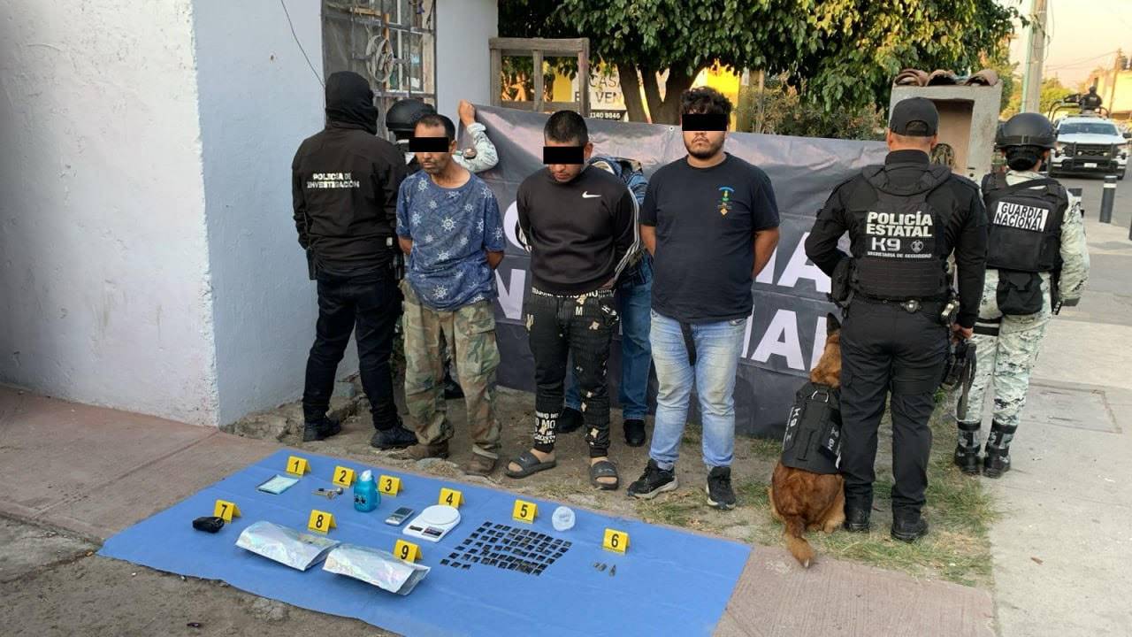 Detienen a tres hombres y aseguran droga tras cateo