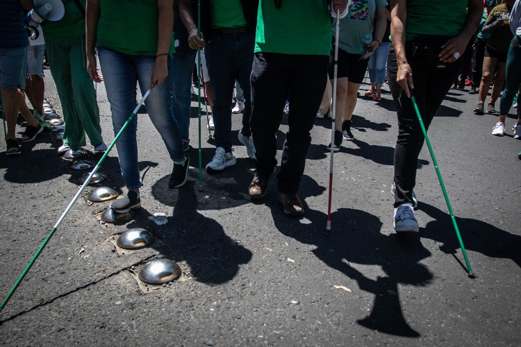 Banquetas, riesgo para personas con discapacidad