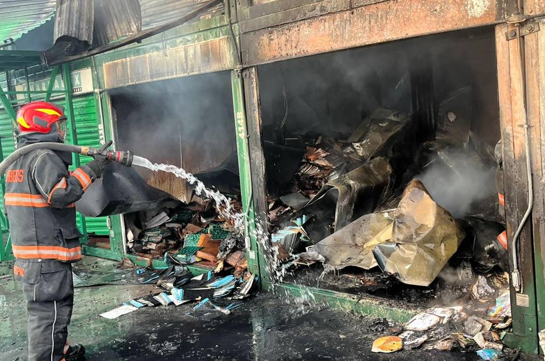 Incendio en maleza arrasa con 13 bodegas