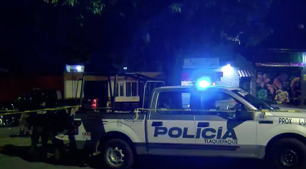 Localizan a hombre sin vida recargado en un árbol