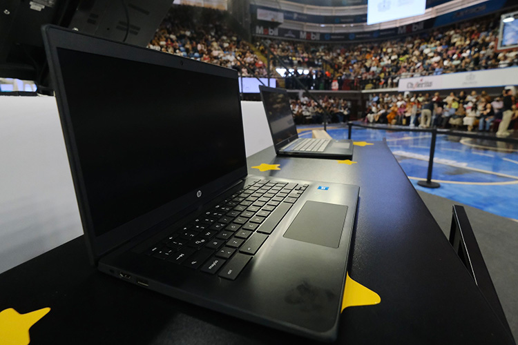 Entregan más de 9 mil computadoras a docentes 