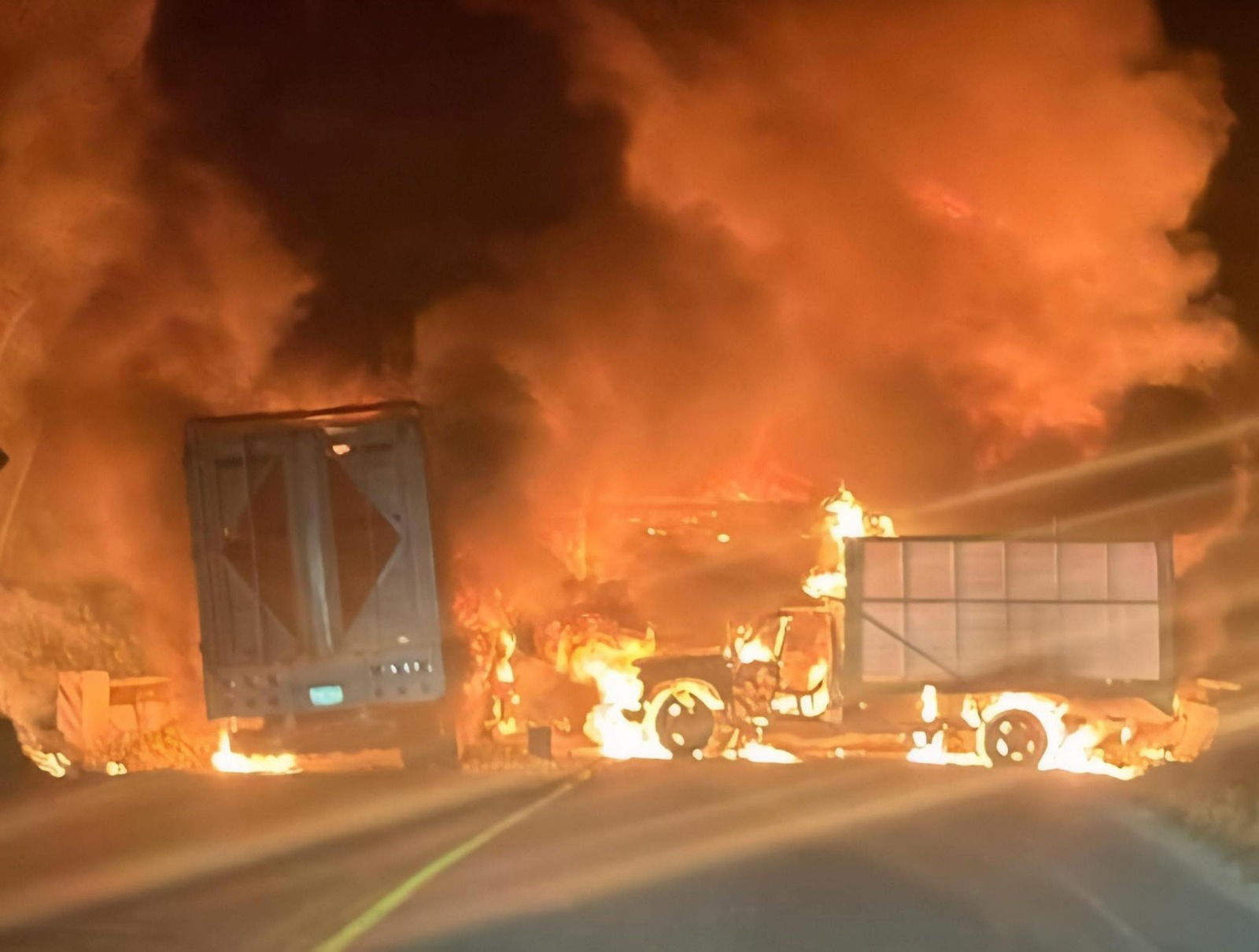 Reportan vehículos y comercios incendiados durante la madrugada de este martes