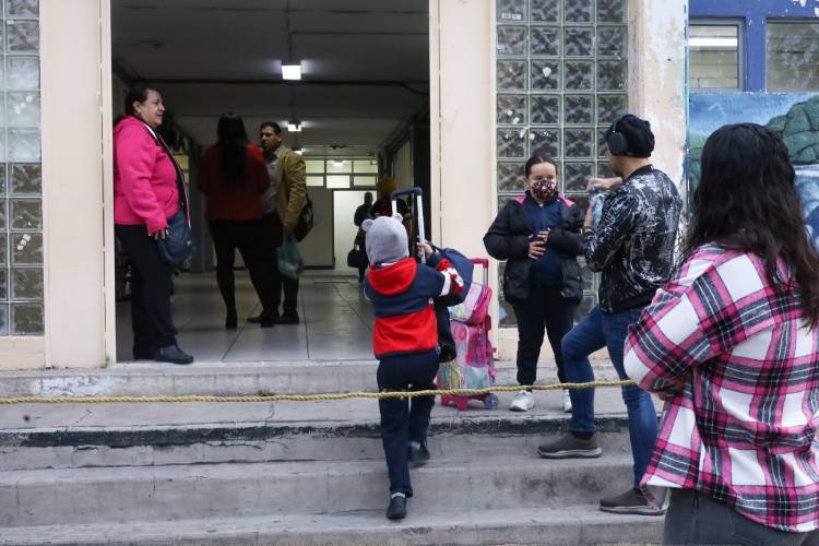 Regresan a clases en Jalisco con 50% de asistencia; no reportan daños en planteles