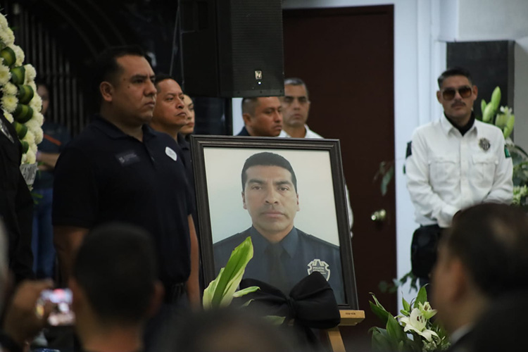 Rinden honores a policía caído en penal de Vallarta