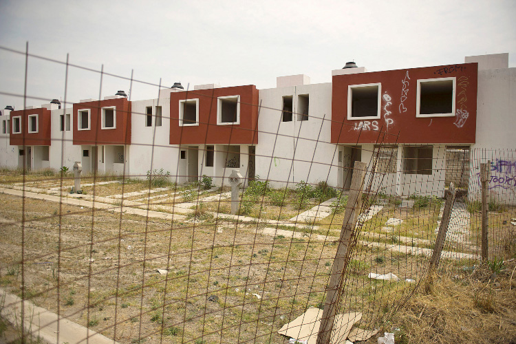 Buscan frenar casas abandonadas con controles a fraccionamientos