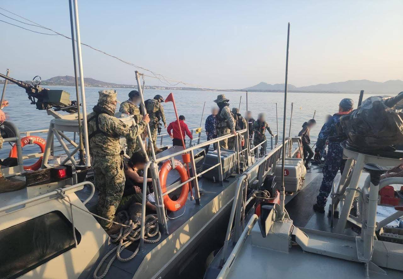 Marina detiene a ocho y asegura arsenal en Vallarta