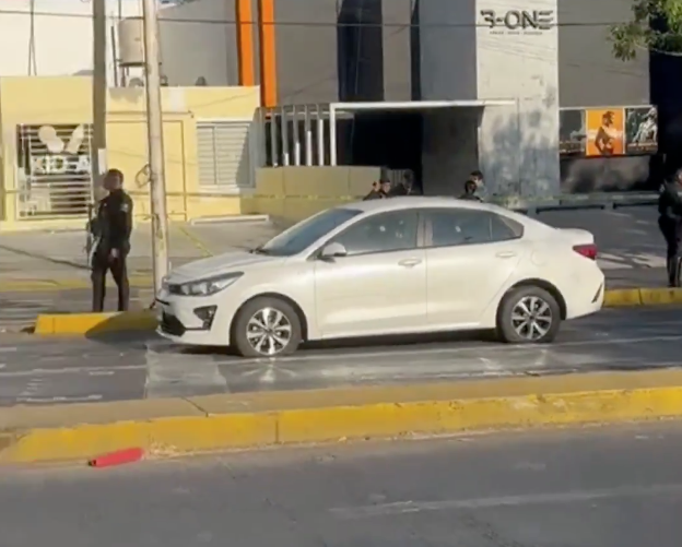Disparan contra auto y arrojan poncha llantas