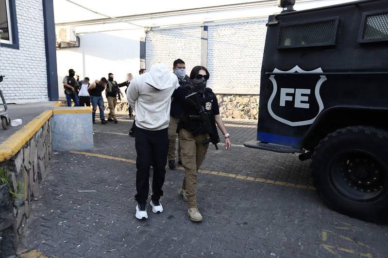 Vinculan a proceso a trece detenidos por quema de vehículos en Jalisco