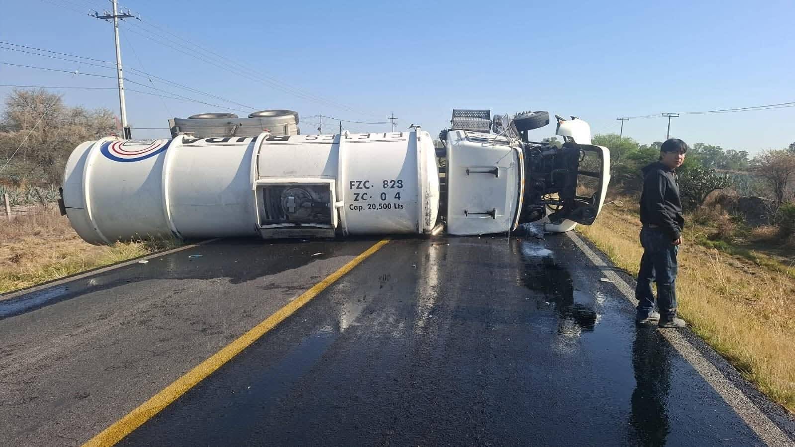 Vuelca pipa con gasolina y cierran carretera