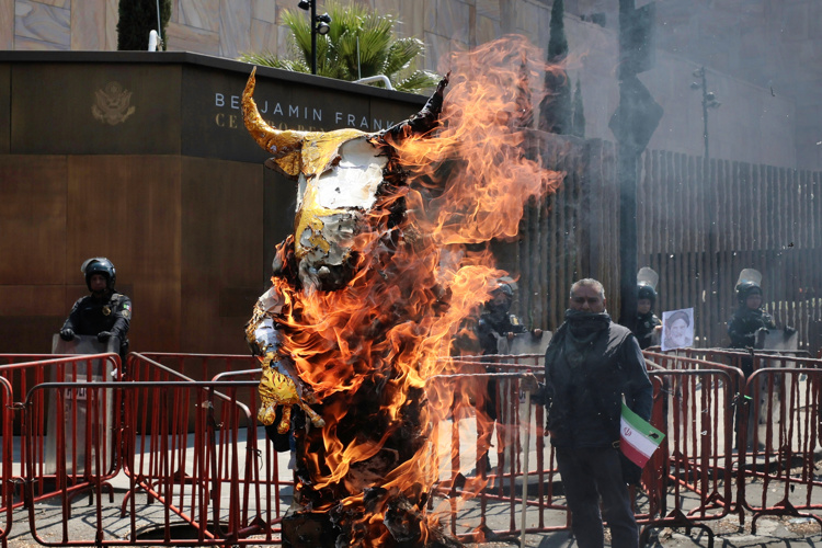 Manifestantes en México prenden fuego al dios Baal y exigen la paz en Oriente Medio
