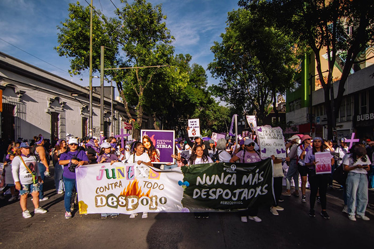 Quince mil mujeres marchan por justicia 