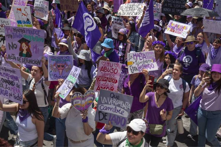 Marchas del 8M inundan de “mareas violeta y verde” las calles de México