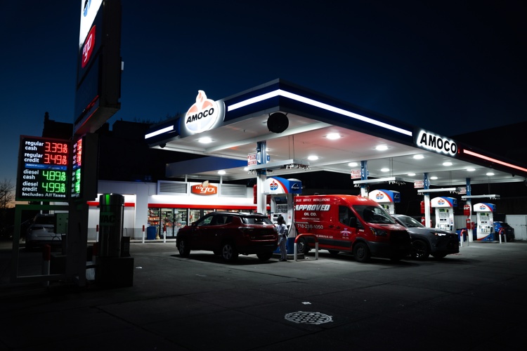 El petróleo supera los 100 dólares por barril