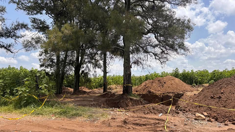 Encuentran 10 cuerpos en fosas e identifican a 1