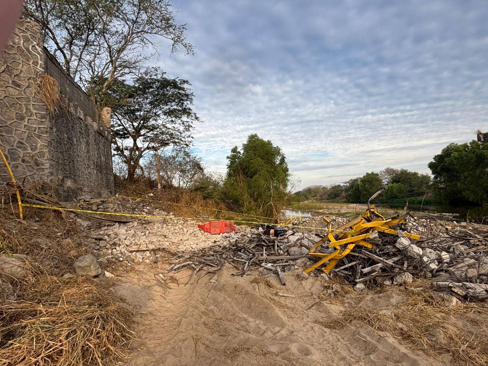Motociclista muere tras caer desde puente en La Desembocada