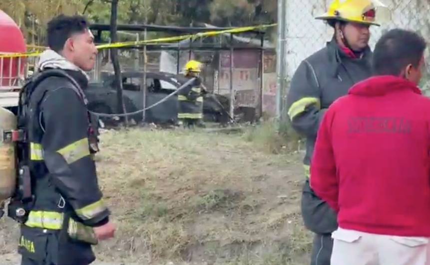 Incendio consume vehículo de plataforma en colonia Infonavit Estadio