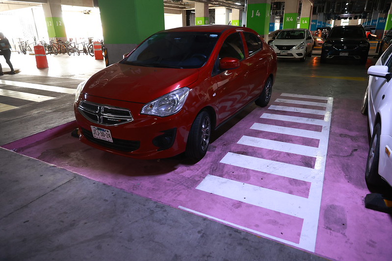 Habilitan cajones de estacionamiento para madres y cuidadoras en Zapopan 
