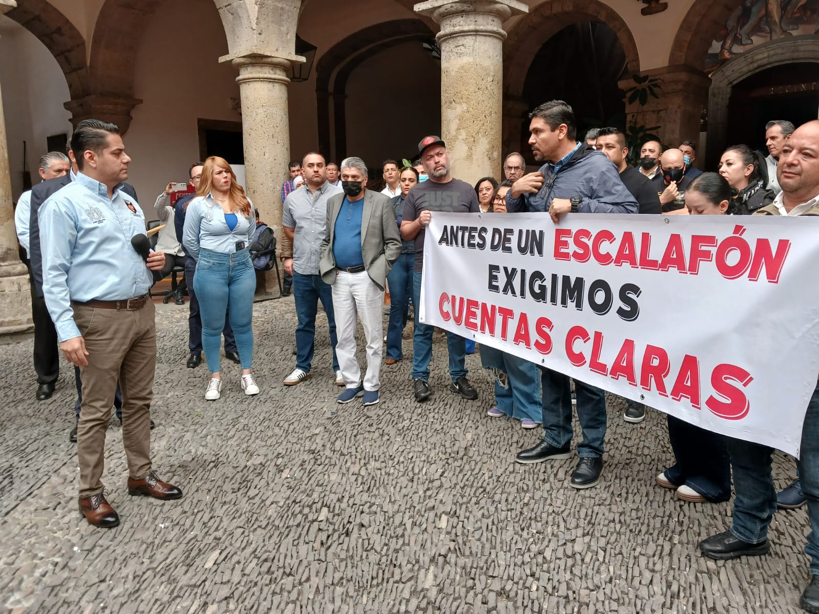 Niega César Íñiguez acusaciones de trabajadores tras asamblea