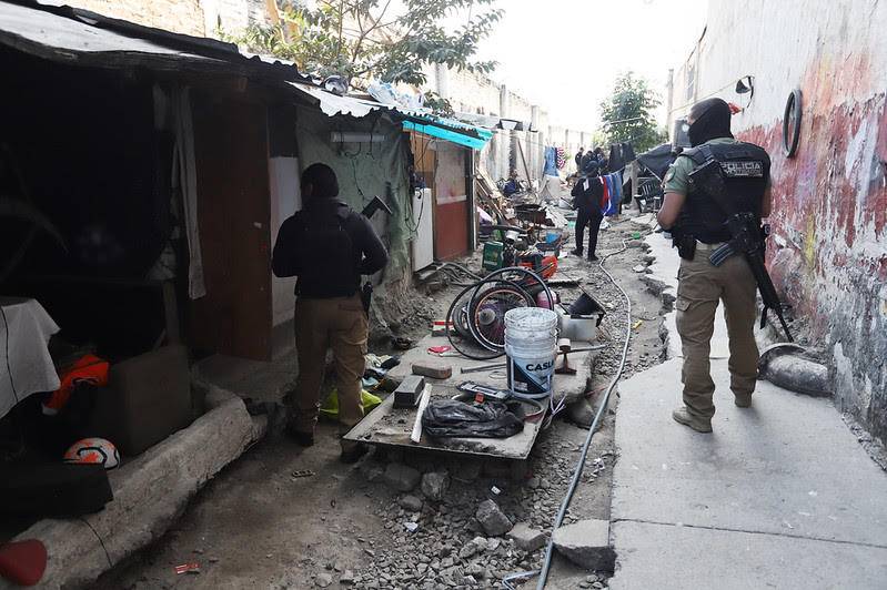 Fiscalía realiza cateos en Pueblo Quieto; cinco personas quedan retenidas