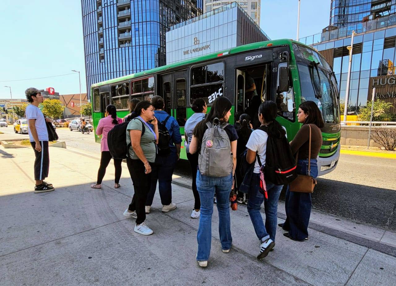 Mujeres en Guadalajara pasan más tiempo en transporte público 