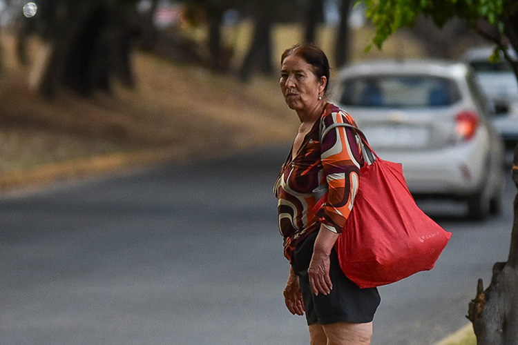 Ellas pasan más tiempo en el transporte 