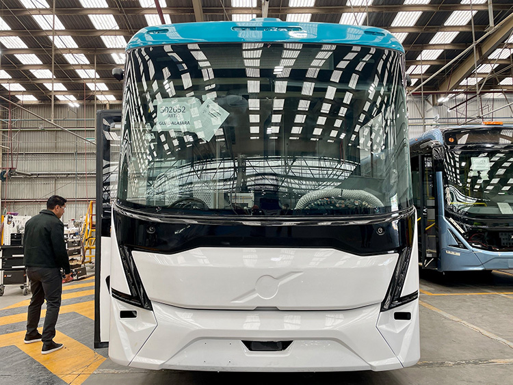 Supervisan fabricación de camiones para nuevo BRT