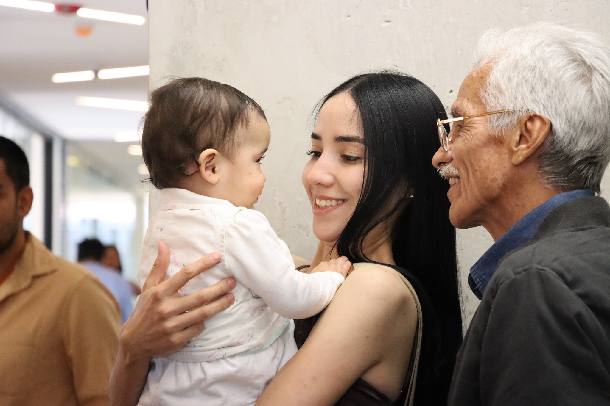 Reportan 397 reintegraciones y adopciones de menores 