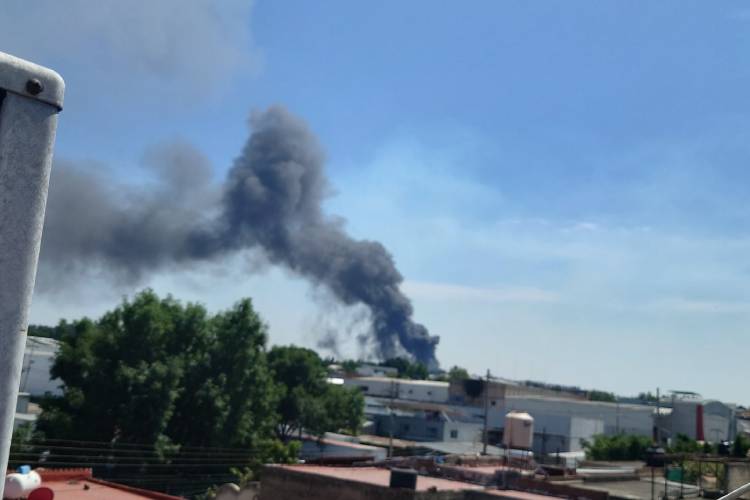 Incendio en recicladora de Las Juntas moviliza a bomberos en Tlaquepaque