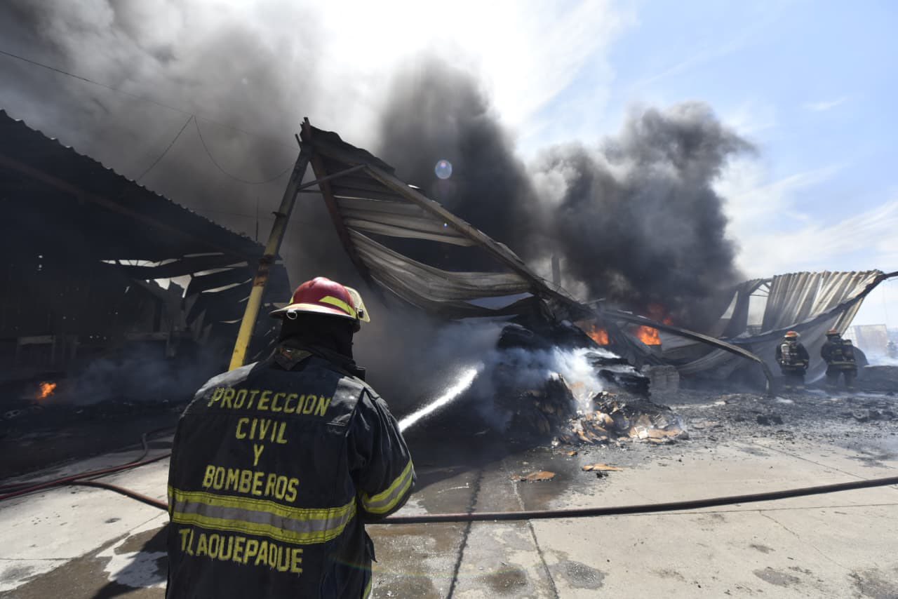 Controlan incendio en recicladora de Tlaquepaque