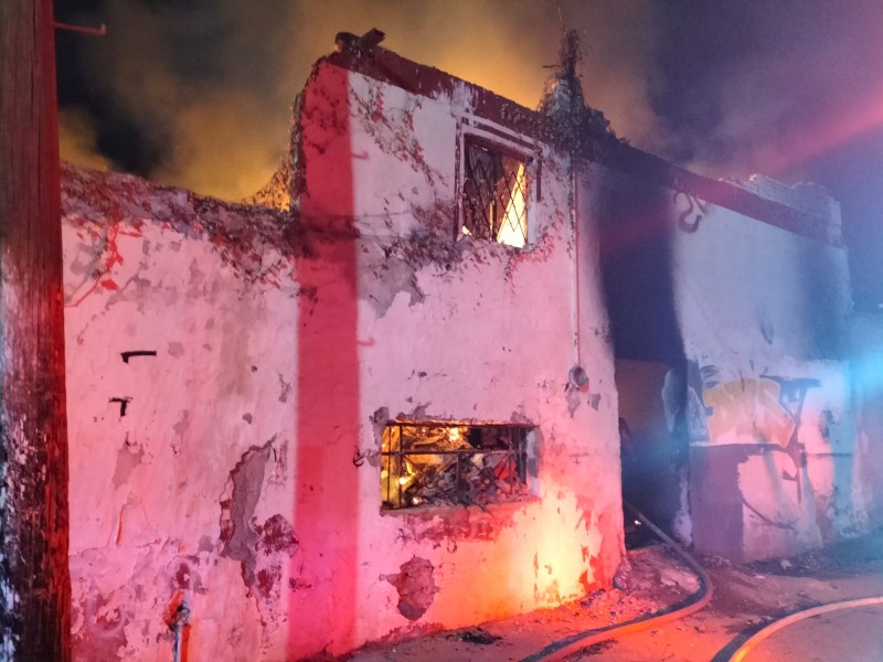 Localizan cuerpo calcinado tras incendio en finca