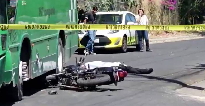 Muere motociclista atropellado por camión del transporte público