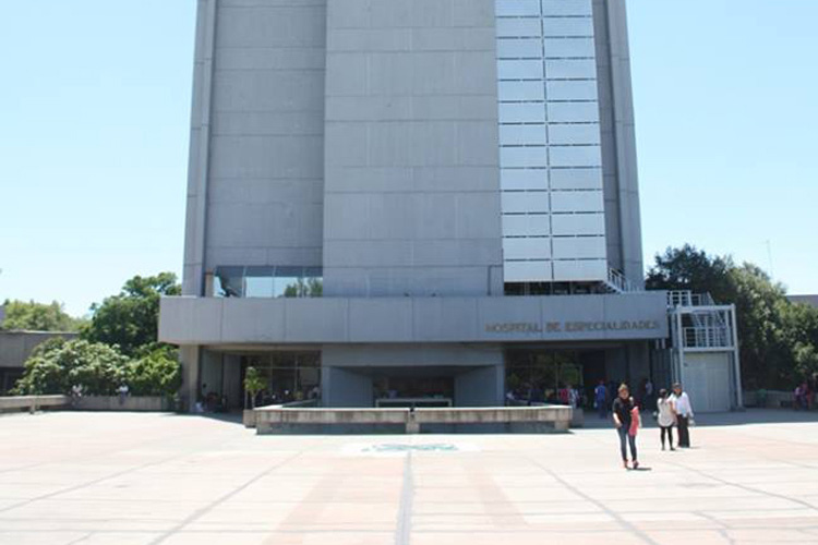 Logran trasplante de córnea de hija a madre 