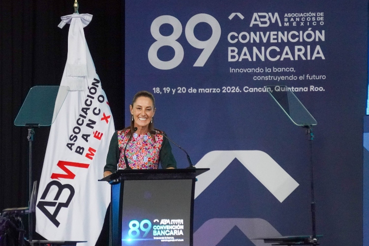 Sheinbaum reconoce estancamiento económico; pide a banqueros más crédito