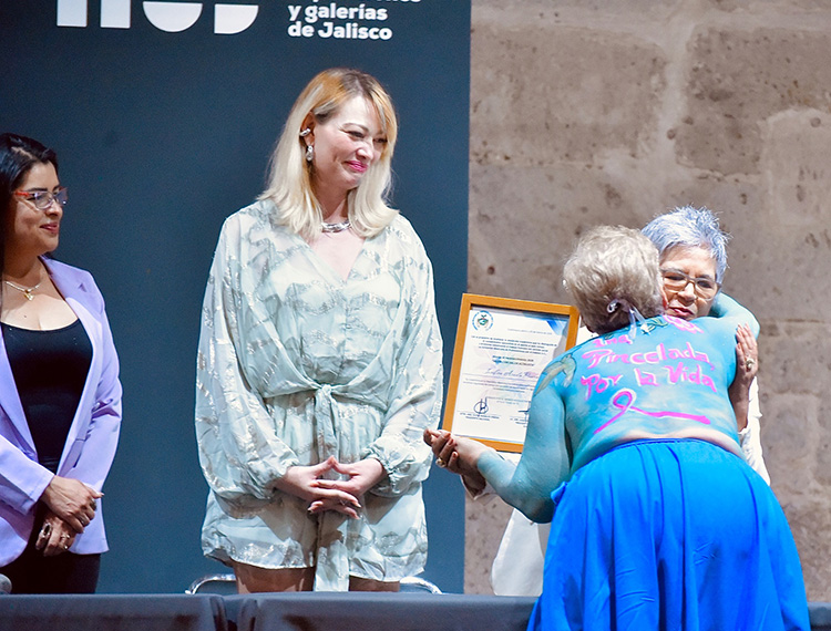 Entregan 16 premios por labor en contra del cáncer