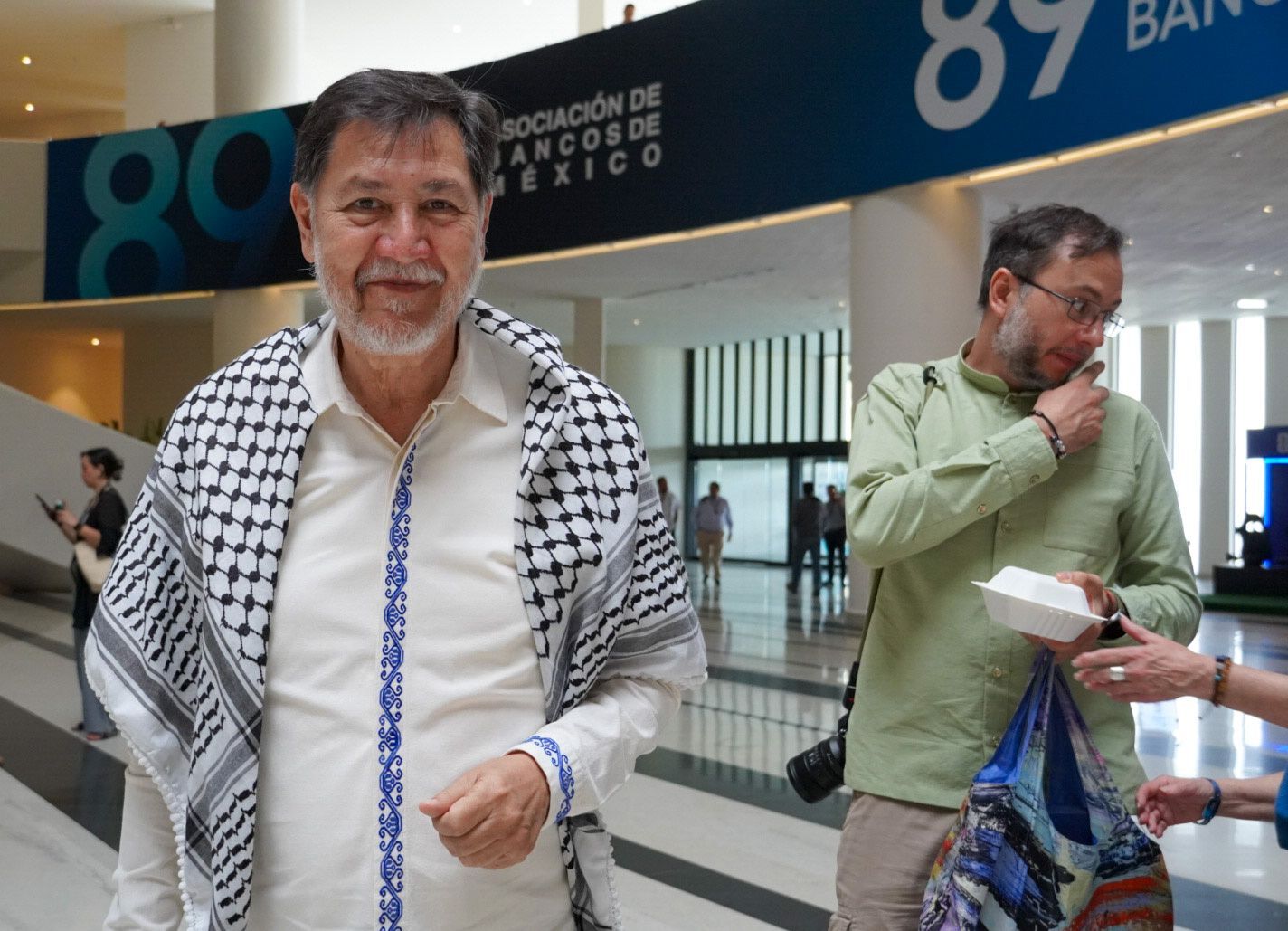 Fernández Noroña celebra cumpleaños en Cancún durante Convención Bancaria