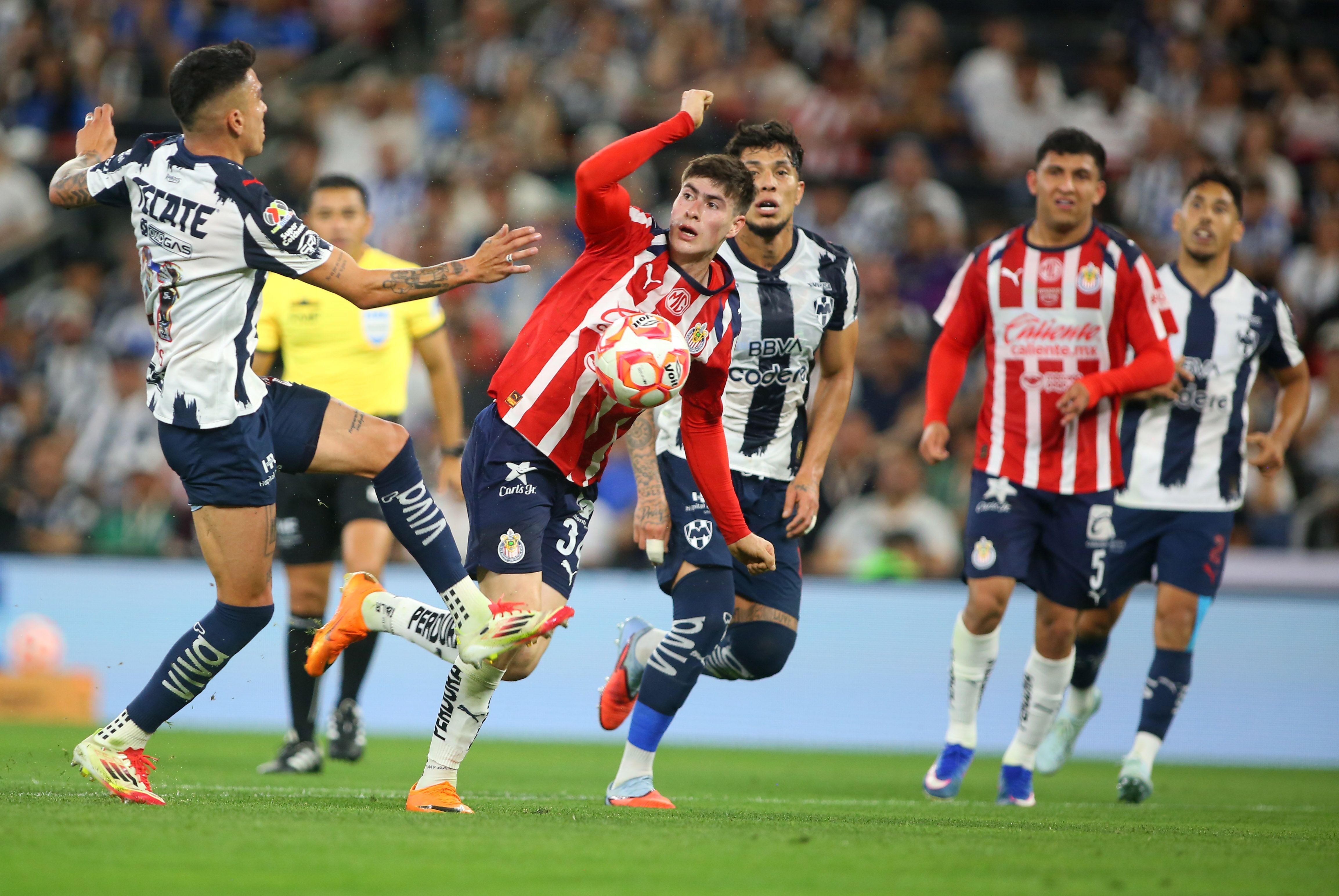 Chivas vence a Monterrey se afianza como líder