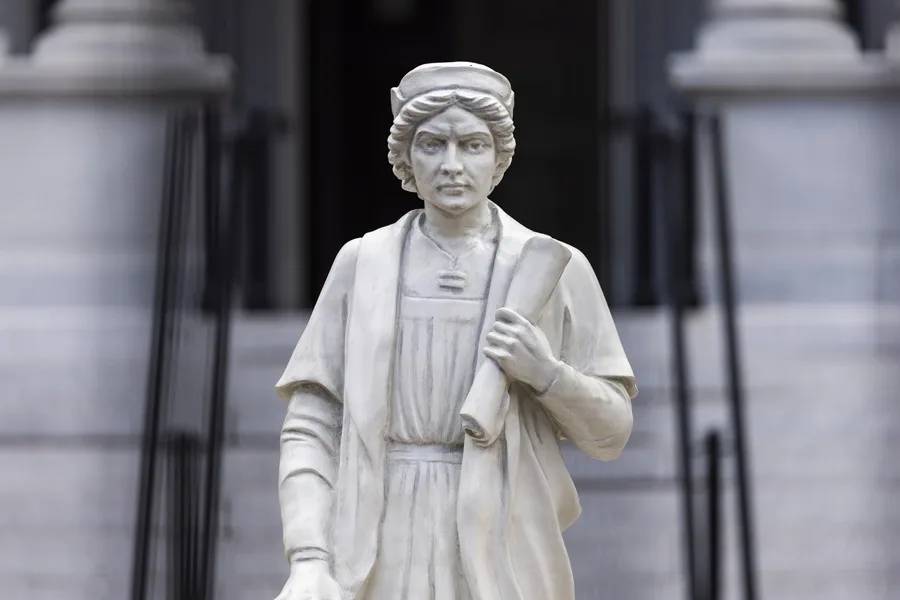 Trump instala una estatua de Cristóbal Colón en la Casa Blanca en su cruzada ‘antiwoke’