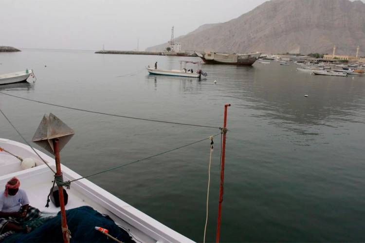 Irán niega negociaciones con Estados Unidos y mantiene cierre del estrecho de Ormuz