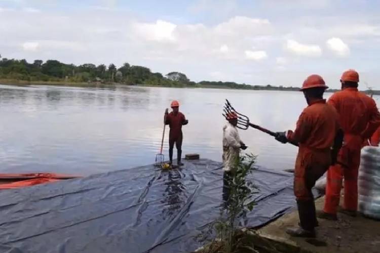Sheinbaum culpa a barco de derrame en Golfo de México