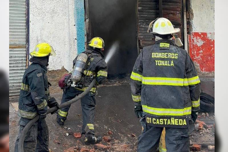 Incendio consume almacén de llantas en Tonalá