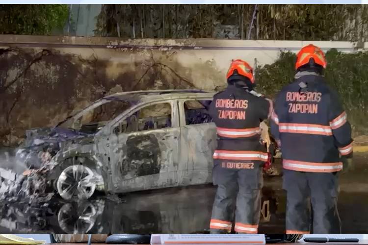 Incendios de vehículos movilizan a bomberos en Guadalajara y Zapopan